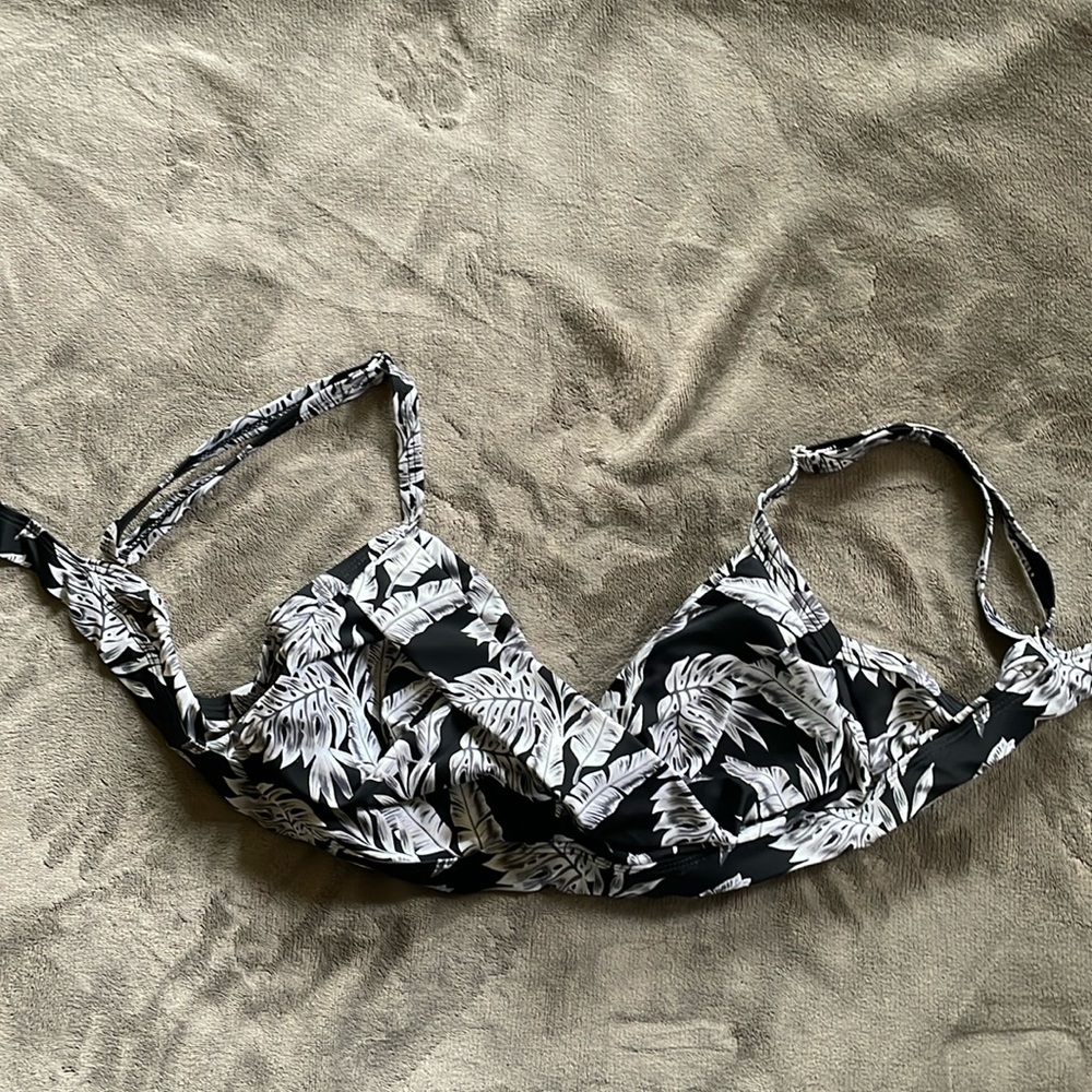 Black & white tropical leaf patterned bikini top with criss-cross in front